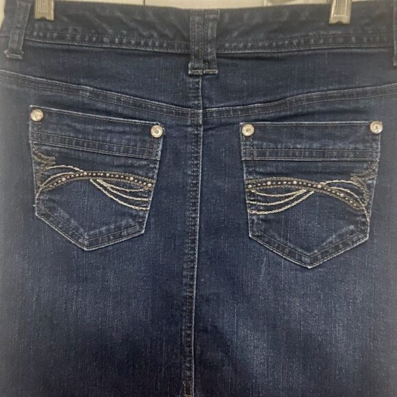 Style & co. Dark wash denim skirt embellishments on the buttons size 6 see pics​ - Picture 3 of 10